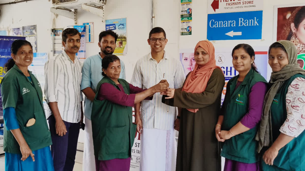 Haritha Karma Sena Returns Lost Necklace Worth Lakhs