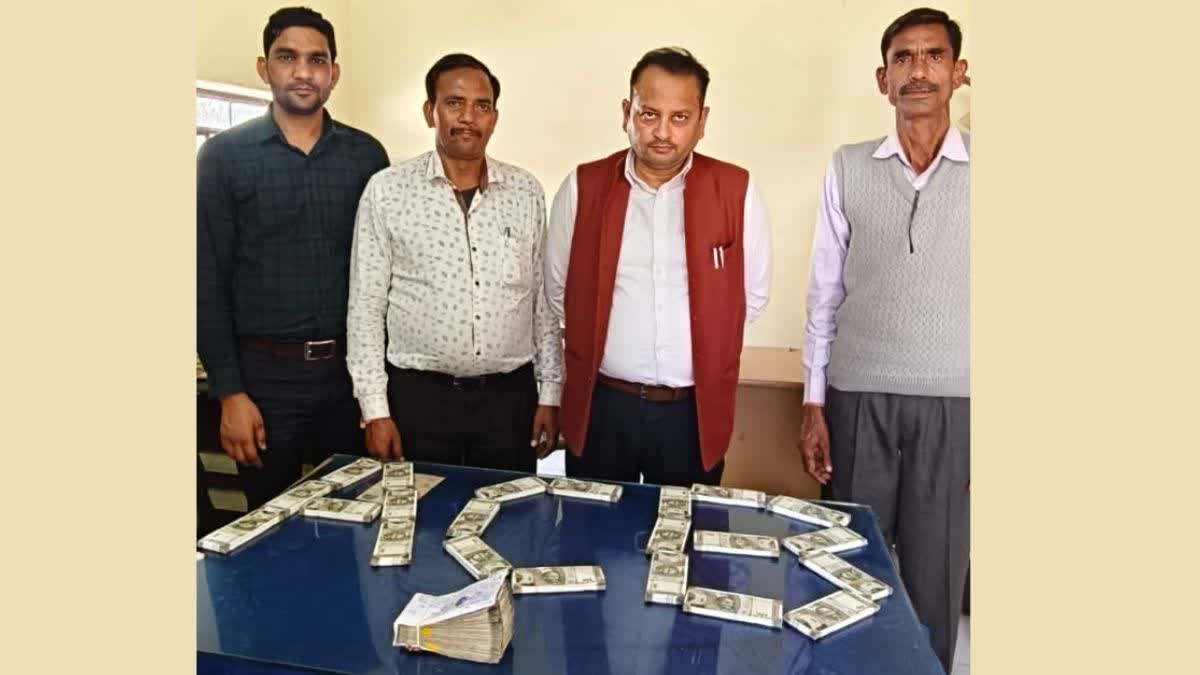 घूस लेता आरोपी गिरफ्तार