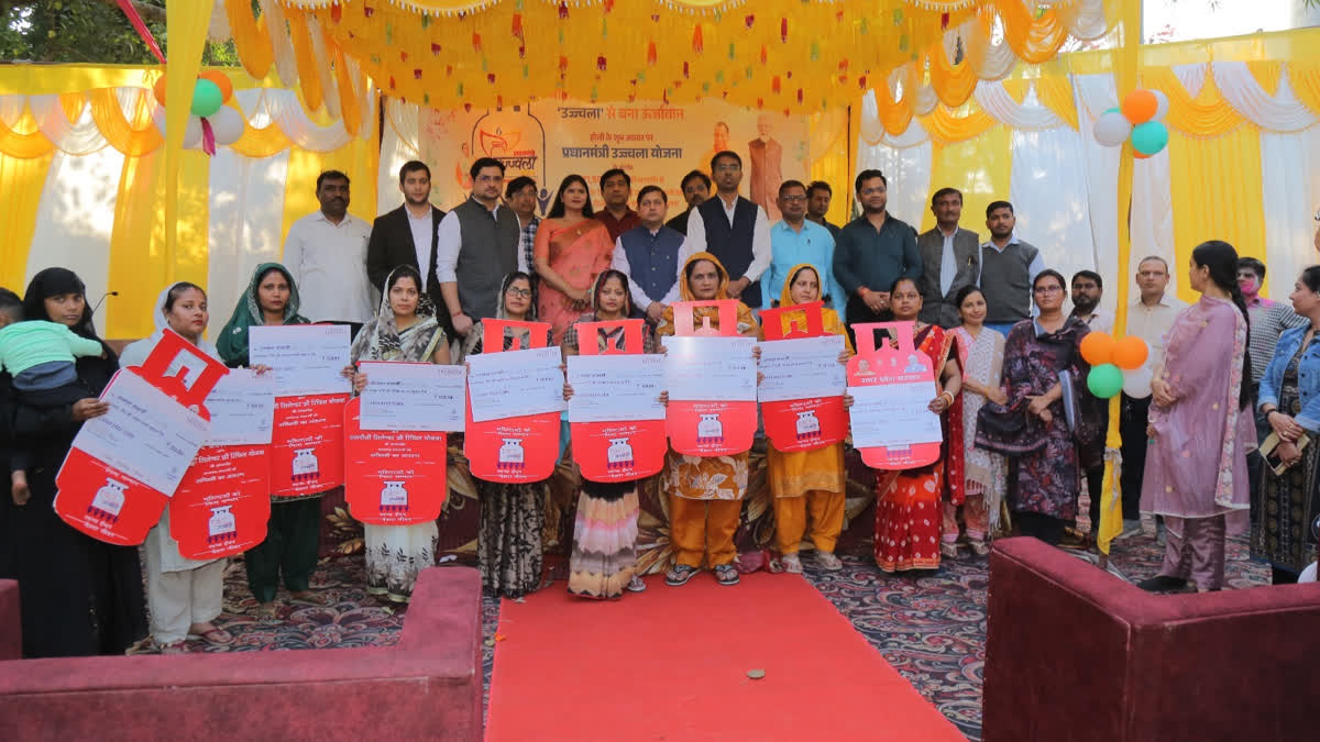 सरकार दे रही फ्री गैस सिलेंडर