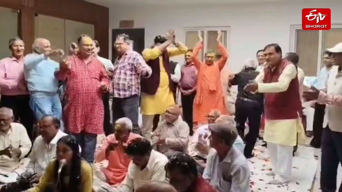 सीनियर सिटीजन डे केयर सेंटर में होली कार्यक्रम.