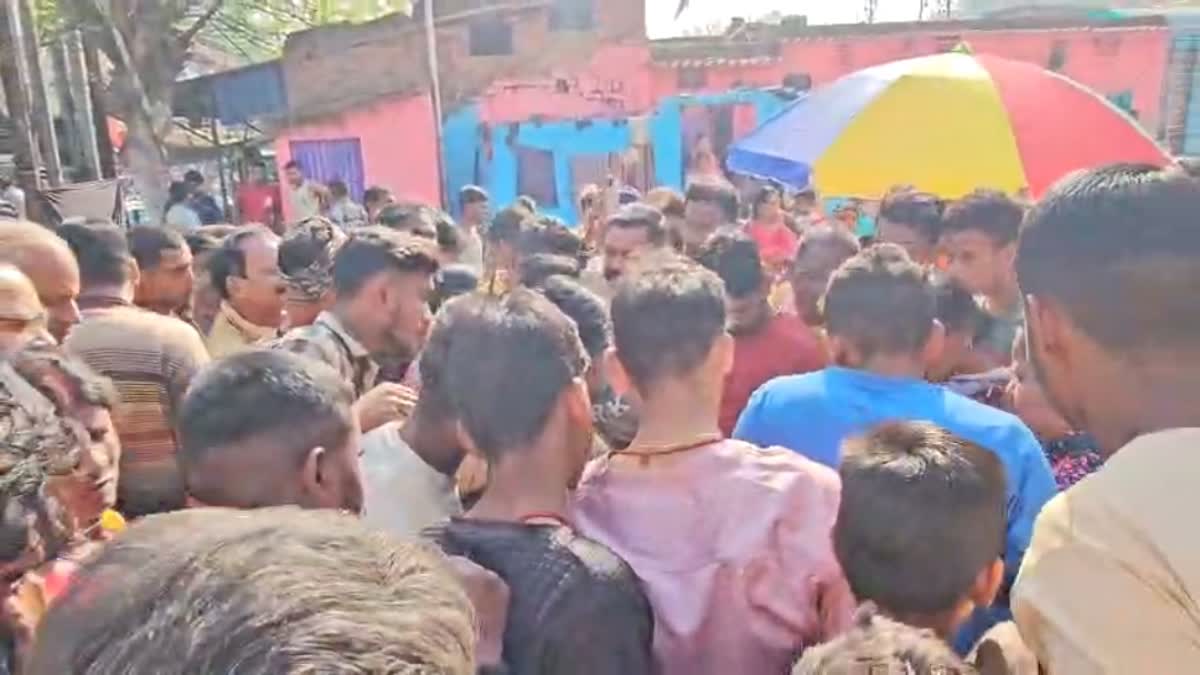 People caught woman on suspicion of being child lifter in Dhanbad