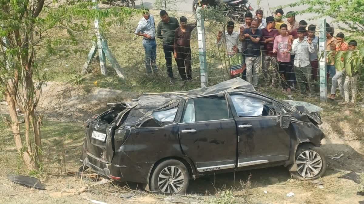 फिरोजाबाद में डिवाइडर तोड़कर एक्सप्रेस-वे से नीचे गिरी