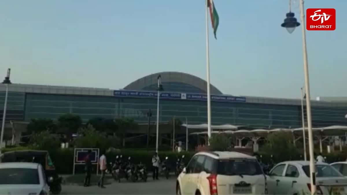 वाराणसी एयरपोर्ट पर प्रतिबंधित सैटेलाइट फोन मिला.