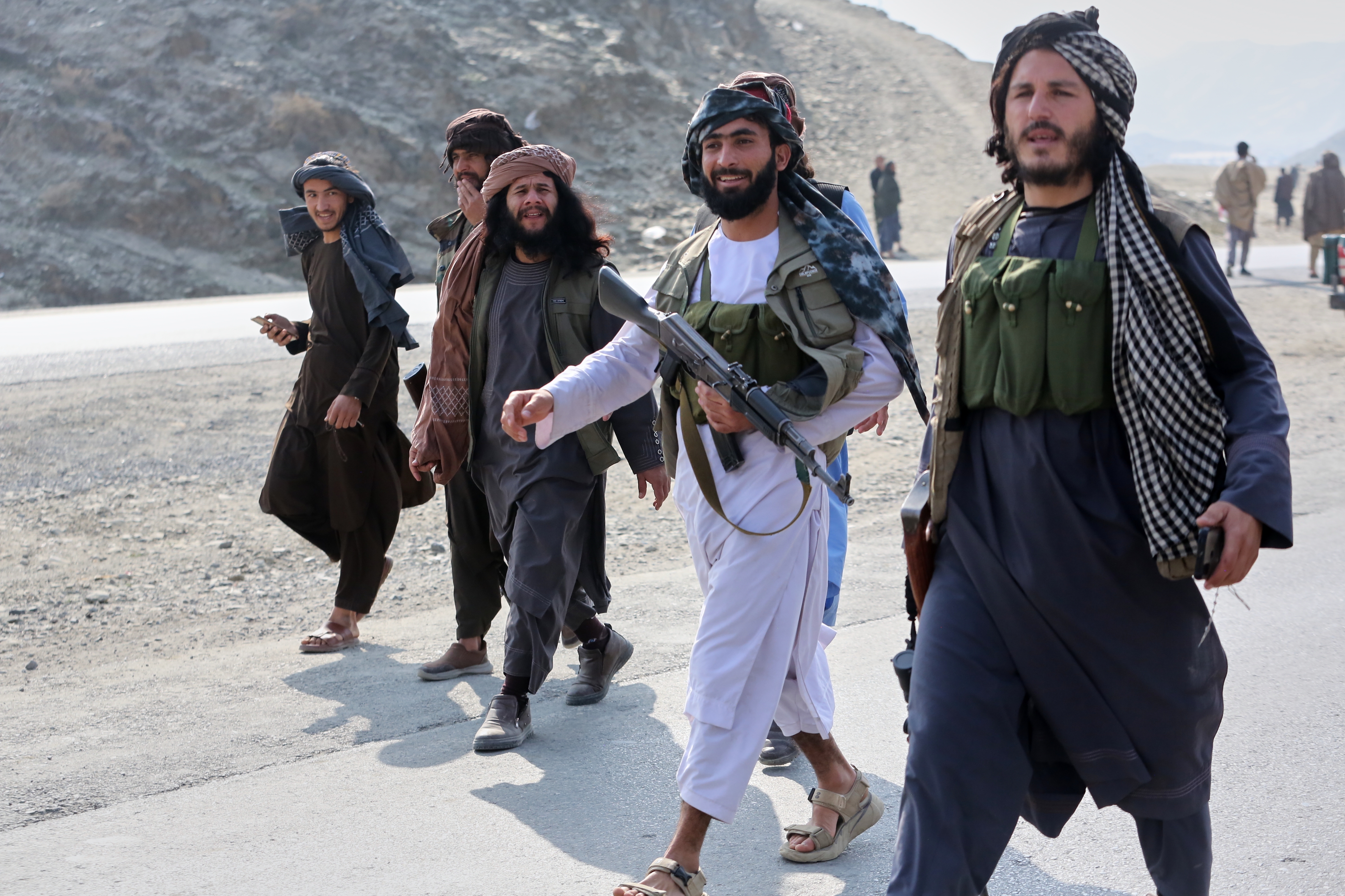 افغان طالبان کے سپاہی طورخم میں پاکستان کے ساتھ طورخم بارڈر کراسنگ کی افغان جانب مرکزی سڑک کے ساتھ ساتھ چل رہے ہیں۔