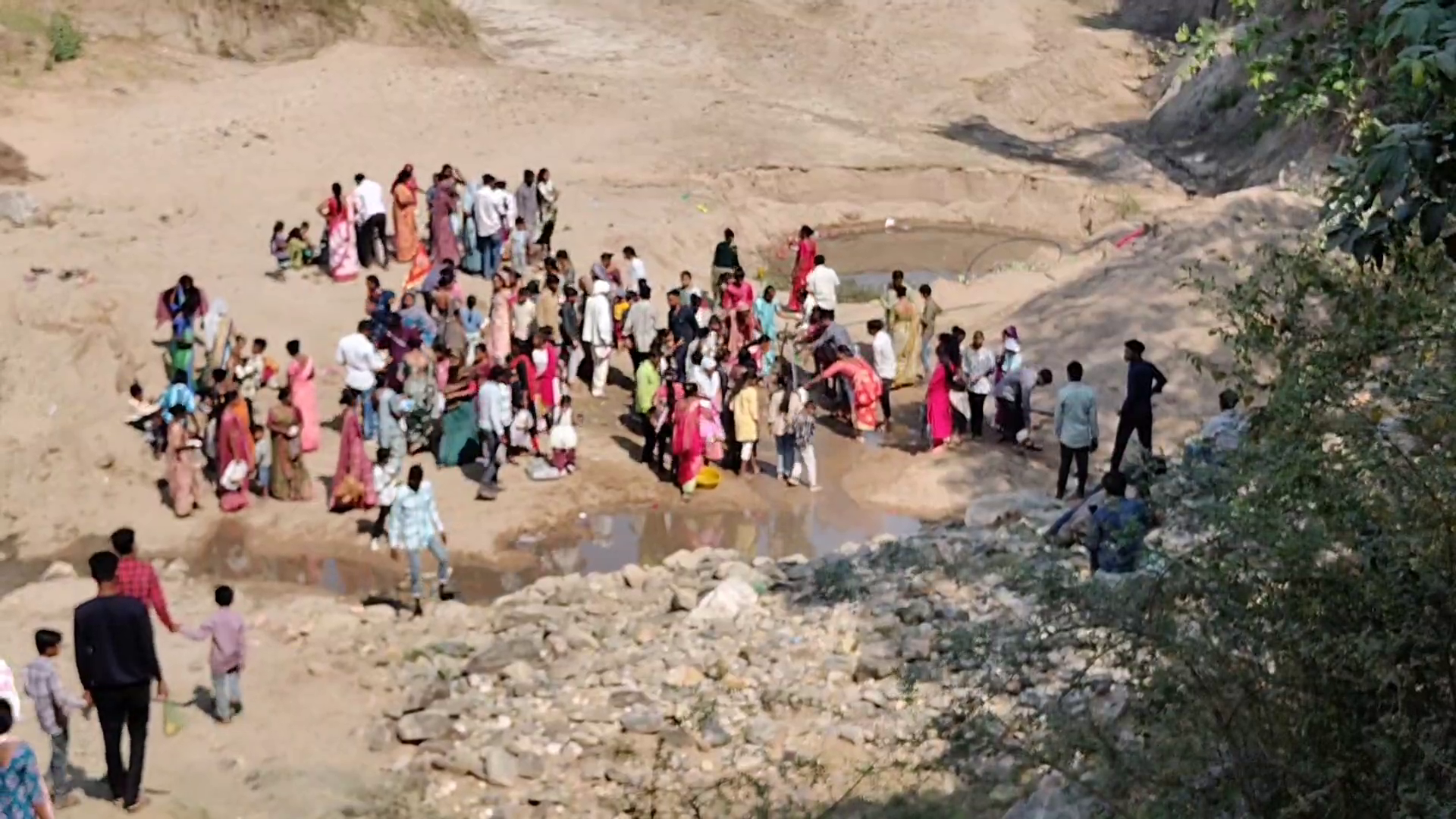 મંદિર સામે આવેલા ધરાની માટી દ્વારા ચામડીના રોગ મટતા હોવાની માન્યતા