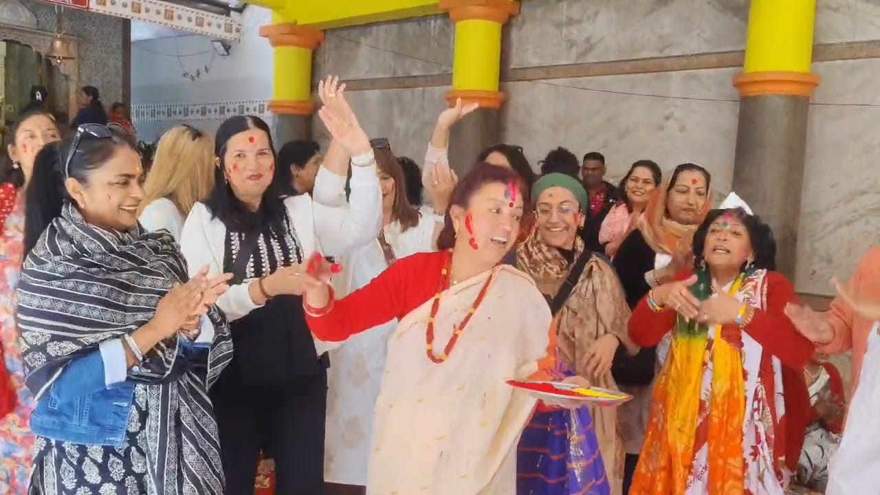 AUSTRALIAN TOURISTS CELEBRATE HOLI