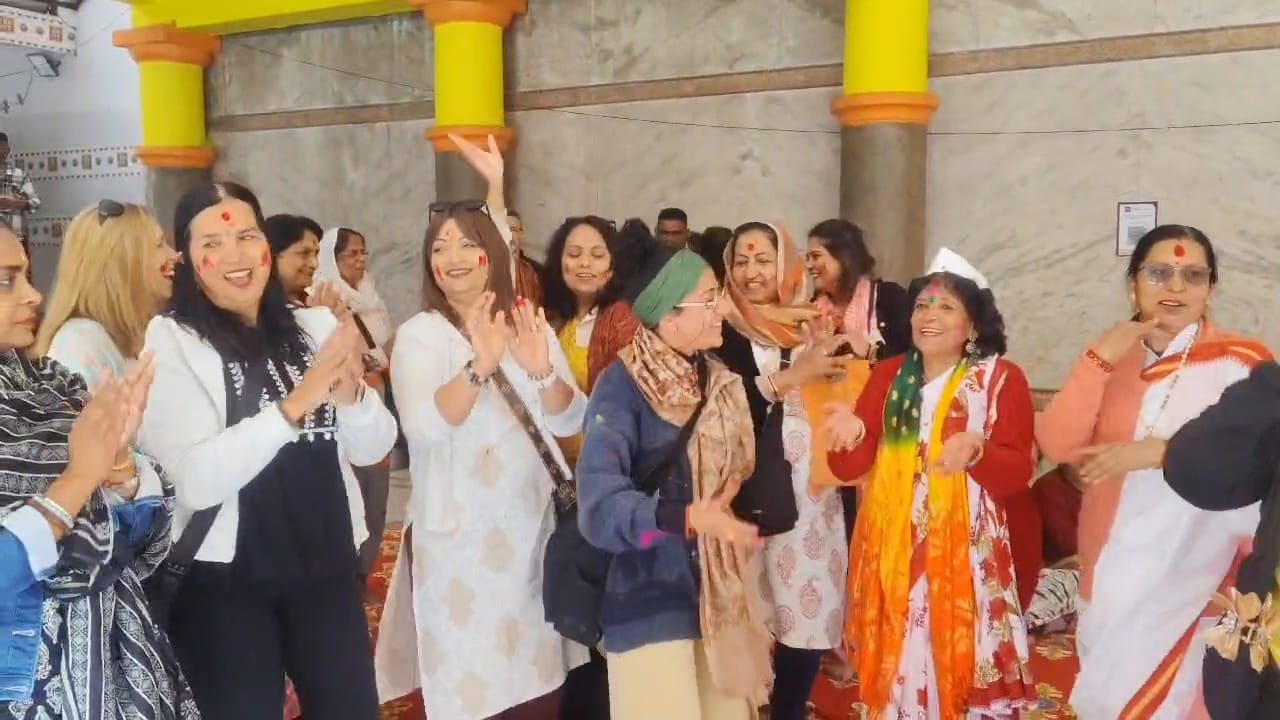 AUSTRALIAN TOURISTS CELEBRATE HOLI