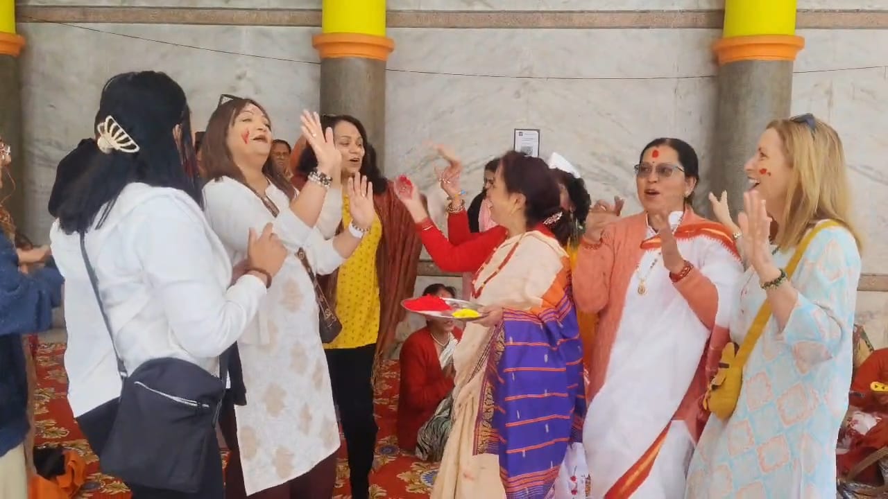 AUSTRALIAN TOURISTS CELEBRATE HOLI