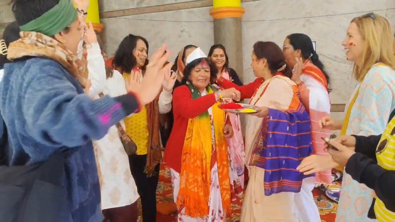 AUSTRALIAN TOURISTS CELEBRATE HOLI