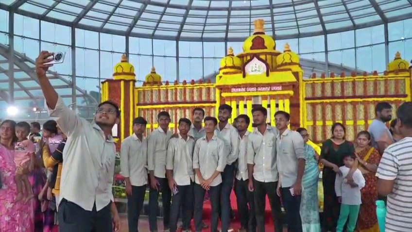 flower-show-in-a-glass-house-at-davanagere