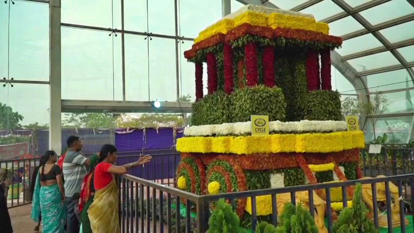 flower-display-in-a-glass-house-at-davanagere