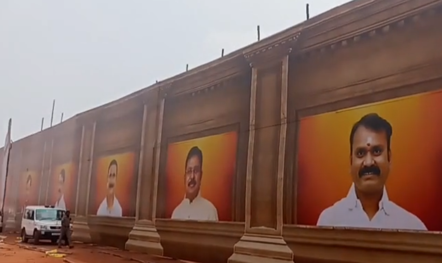 பொதுக்கூட்டத்தில் வைக்கப்பட்டுள்ள கூட்டணி கட்சிகளின் தலைவர்கள் புகைப்படங்கள்