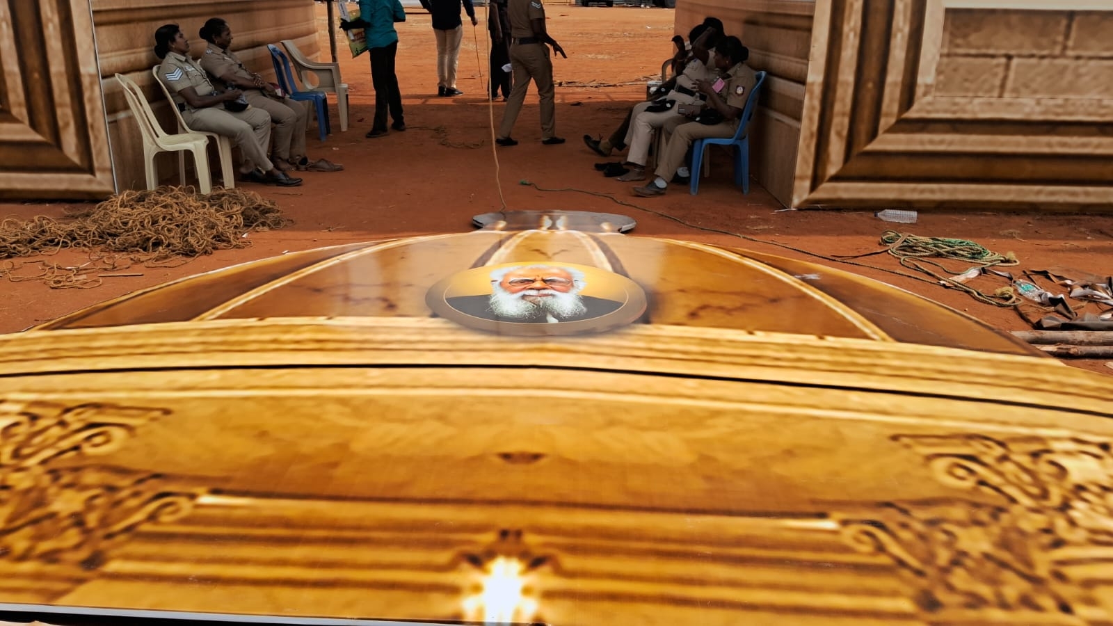 அகற்றப்பட்ட பெரியார் படம்