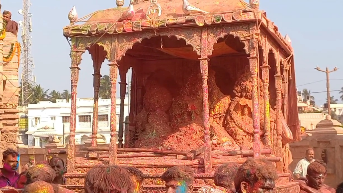 Lord Dola Gobinda, Sridevi and Bhudevi were ceremoniously taken in a decorated palanquin to Jagannath Ballav Math