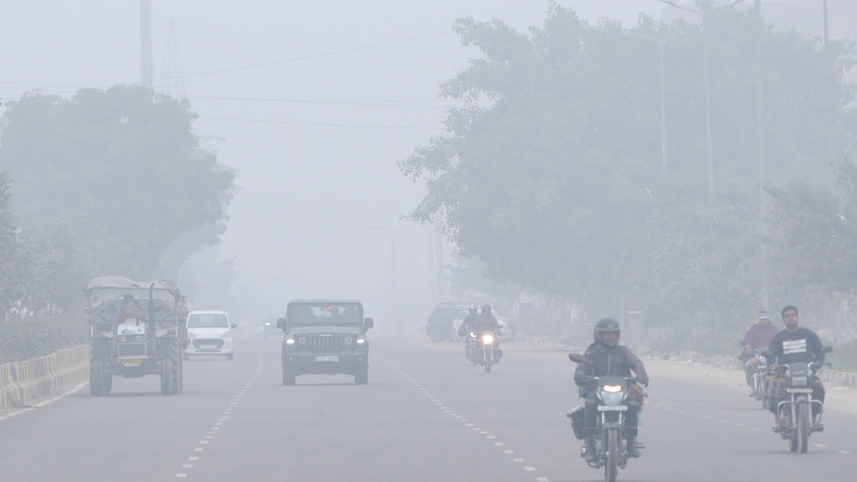 Vehicles move with headlights on high beam amid low visibility due to smog in Jaipur (Jan 2026)