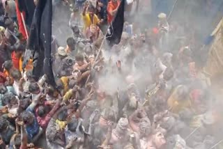 काशी में चिताओं के बीच खेली चिता भस्म की होली