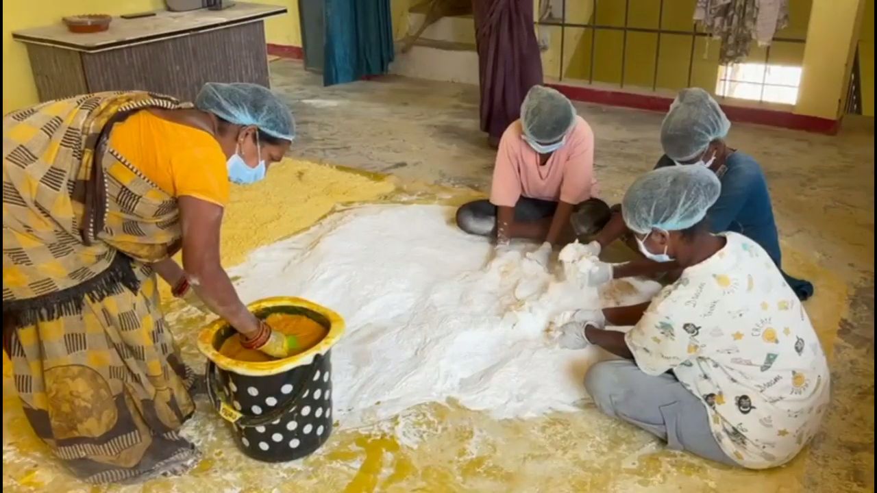 Women group make flavored colors