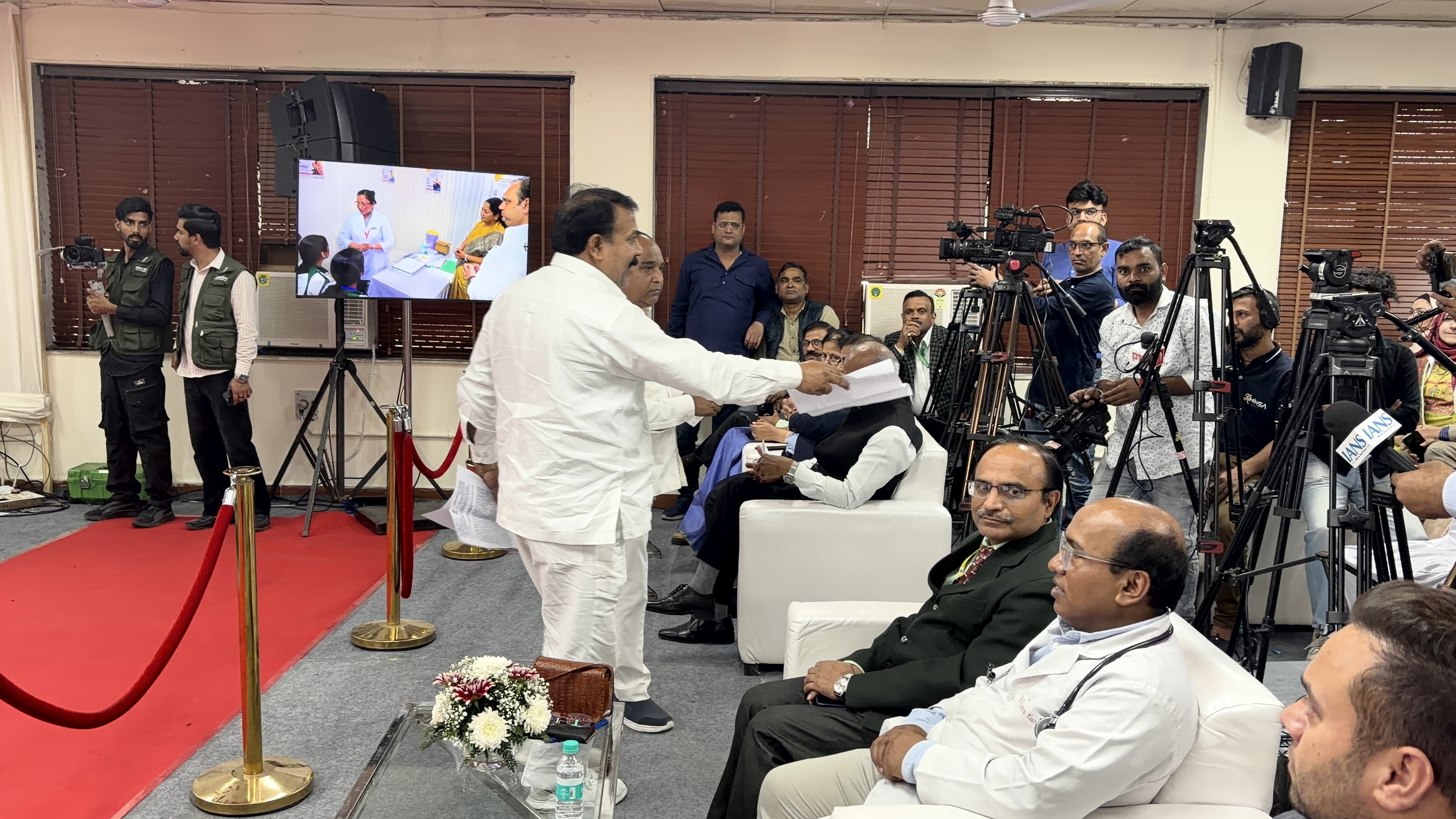 विधायक वीर सिंह धींगान ने पर्चे बांटकर विरोध दर्ज कराया