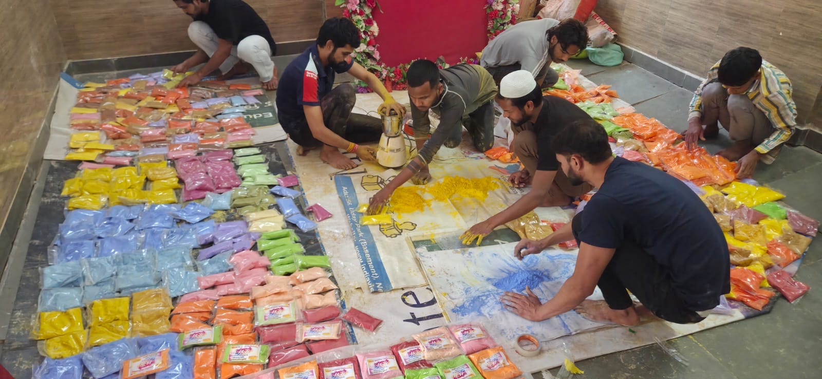 गुलाल की बिक्री से होने वाला मुनाफा सीधे कैदियों के खाते में ट्रांसफर