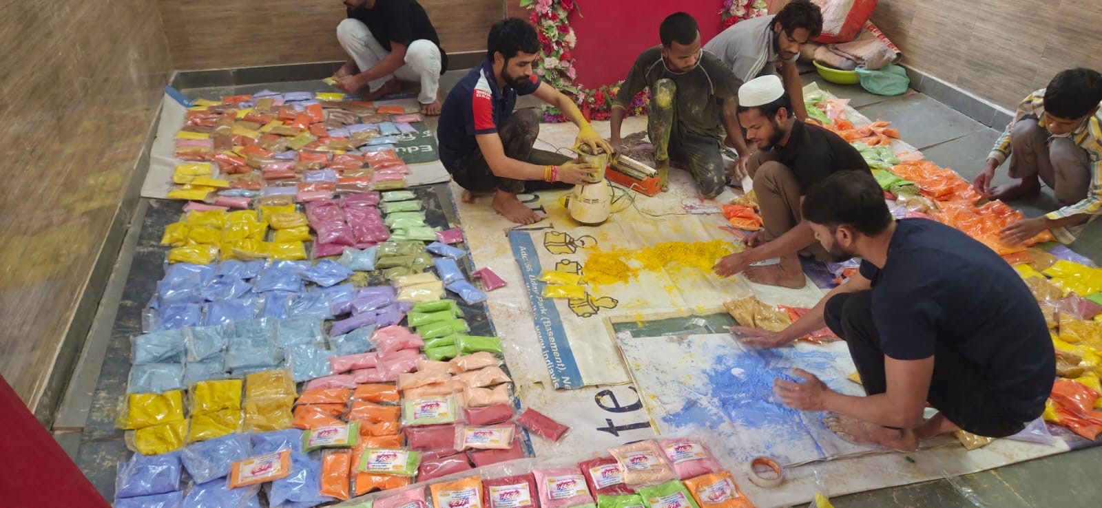 महीने भर से जेल में चल रहा  हर्बल गुलाल बनाने का काम