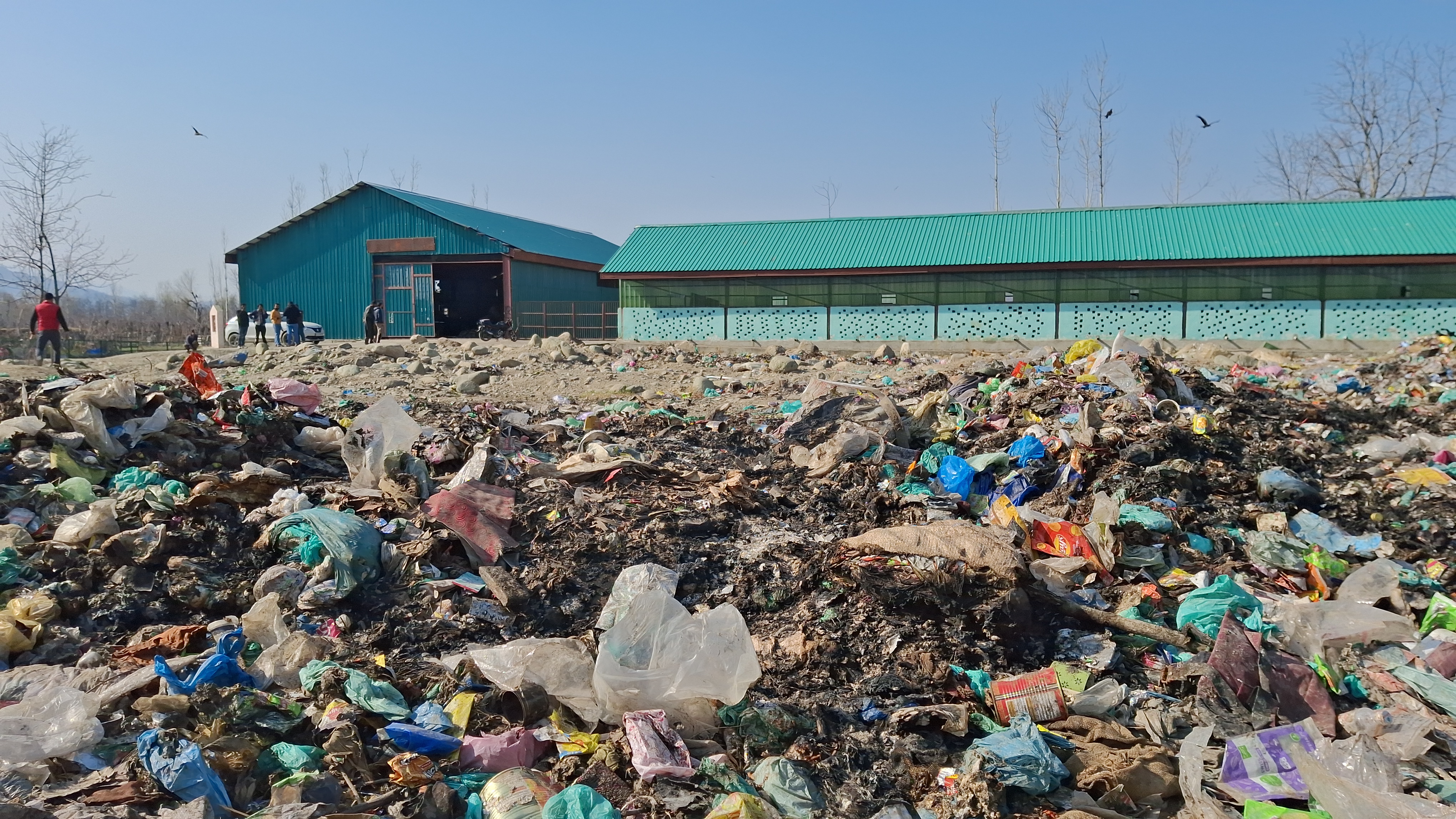 سالڈ ویسٹ منیجمنٹ پلانٹ  کے باہر کچرے کے انبار