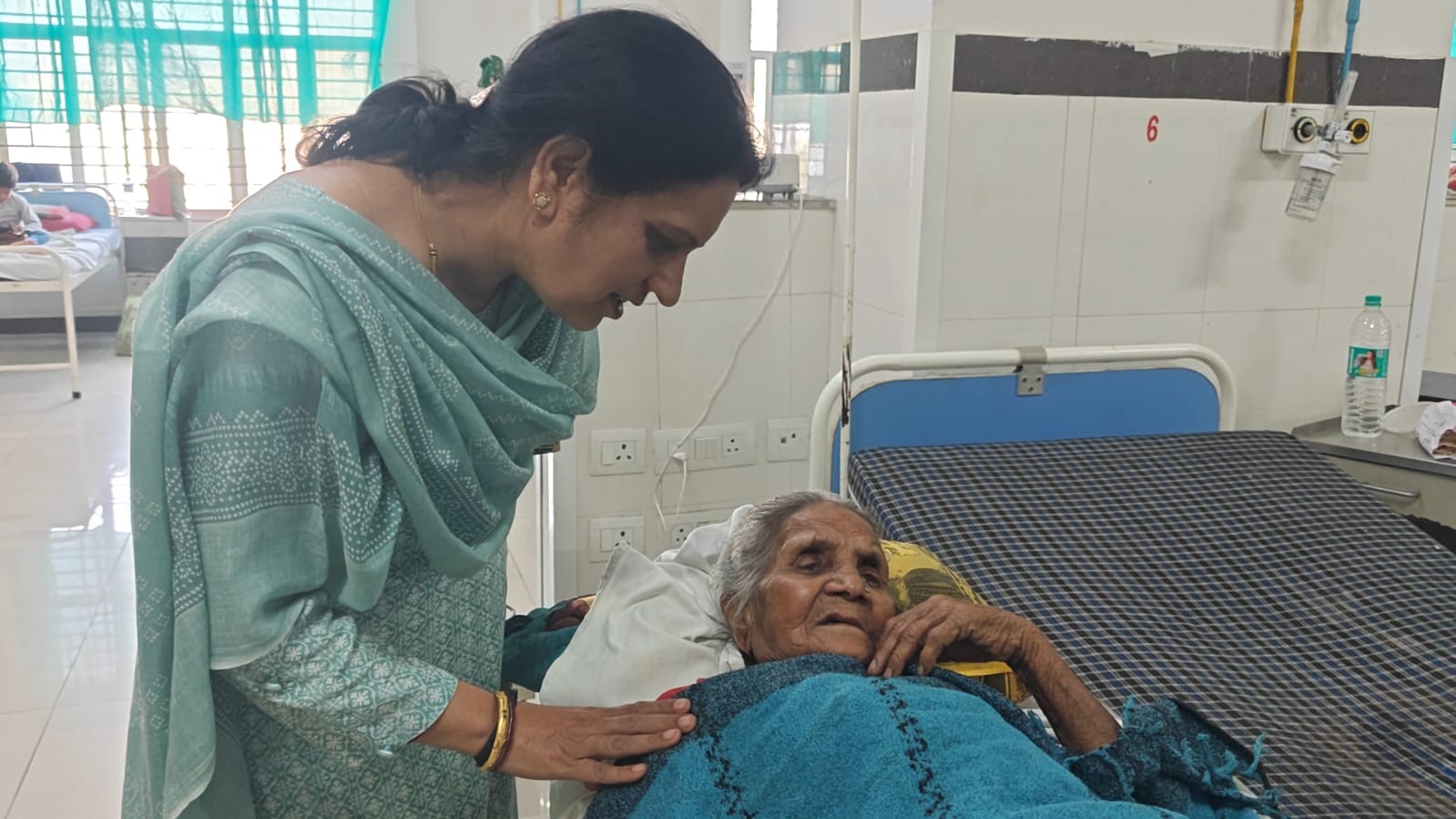 woman care old age home VIDISHA