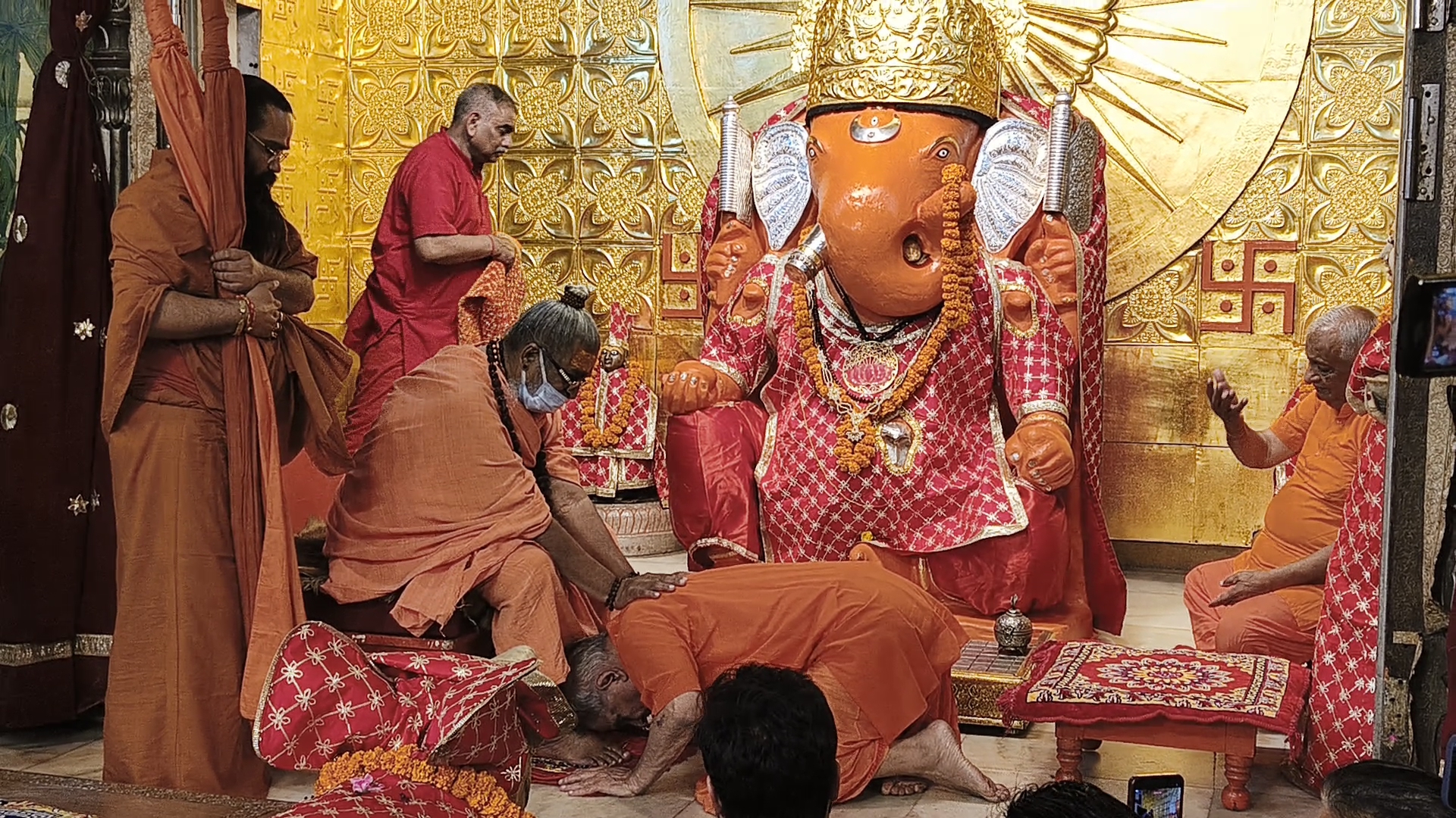 मंदिर महंत कैलाश शर्मा ने शंकराचार्य के चरण धोकर आशीर्वाद लिया