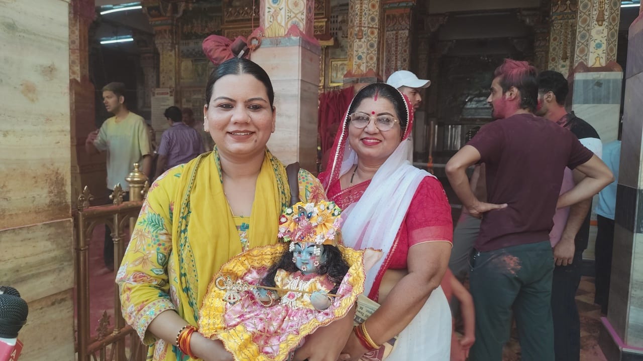 Devotees brought Laddu Gopal Ji during Phag