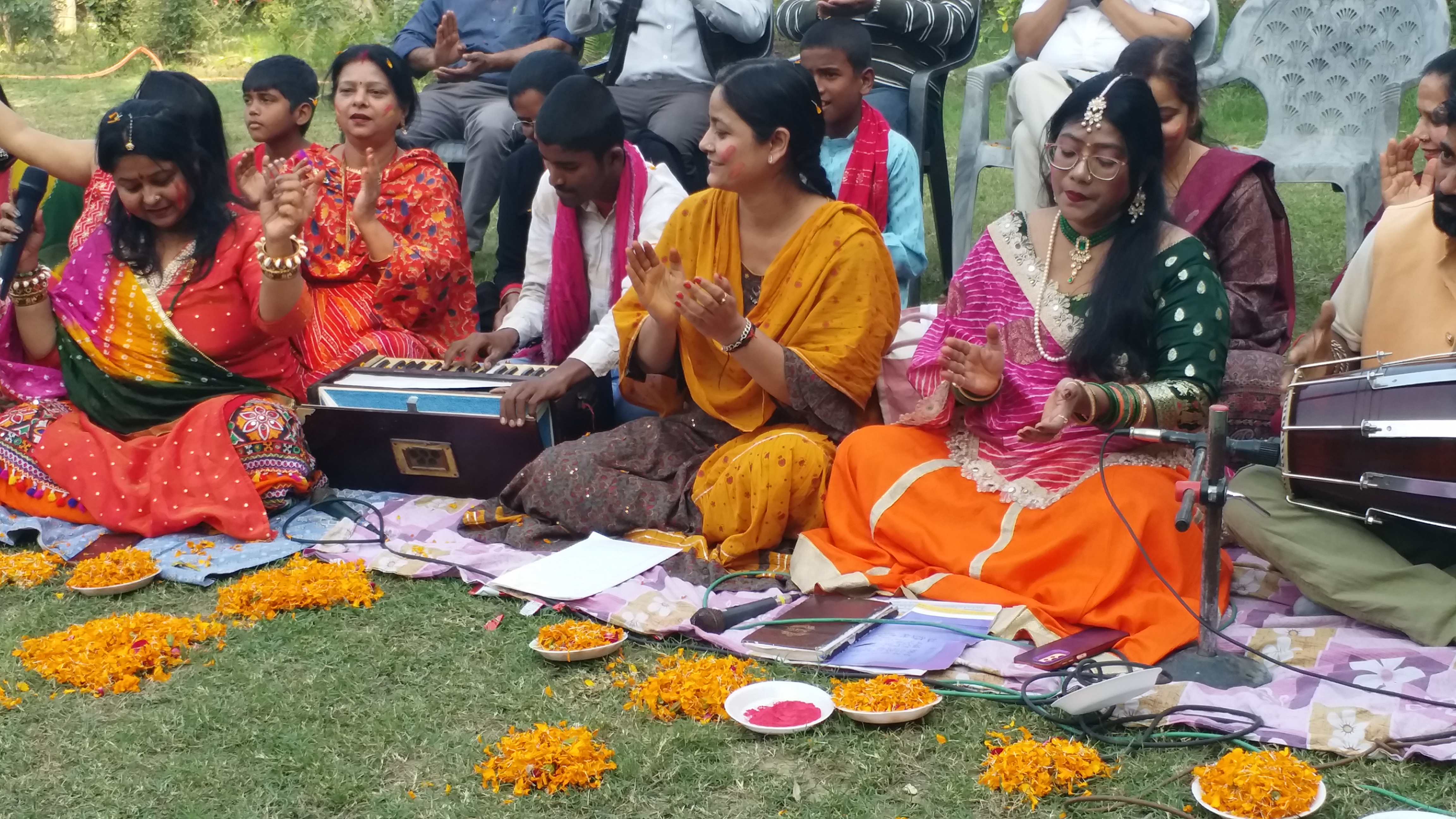 फूलों और अबीर-गुलाल से खेली गई होली.