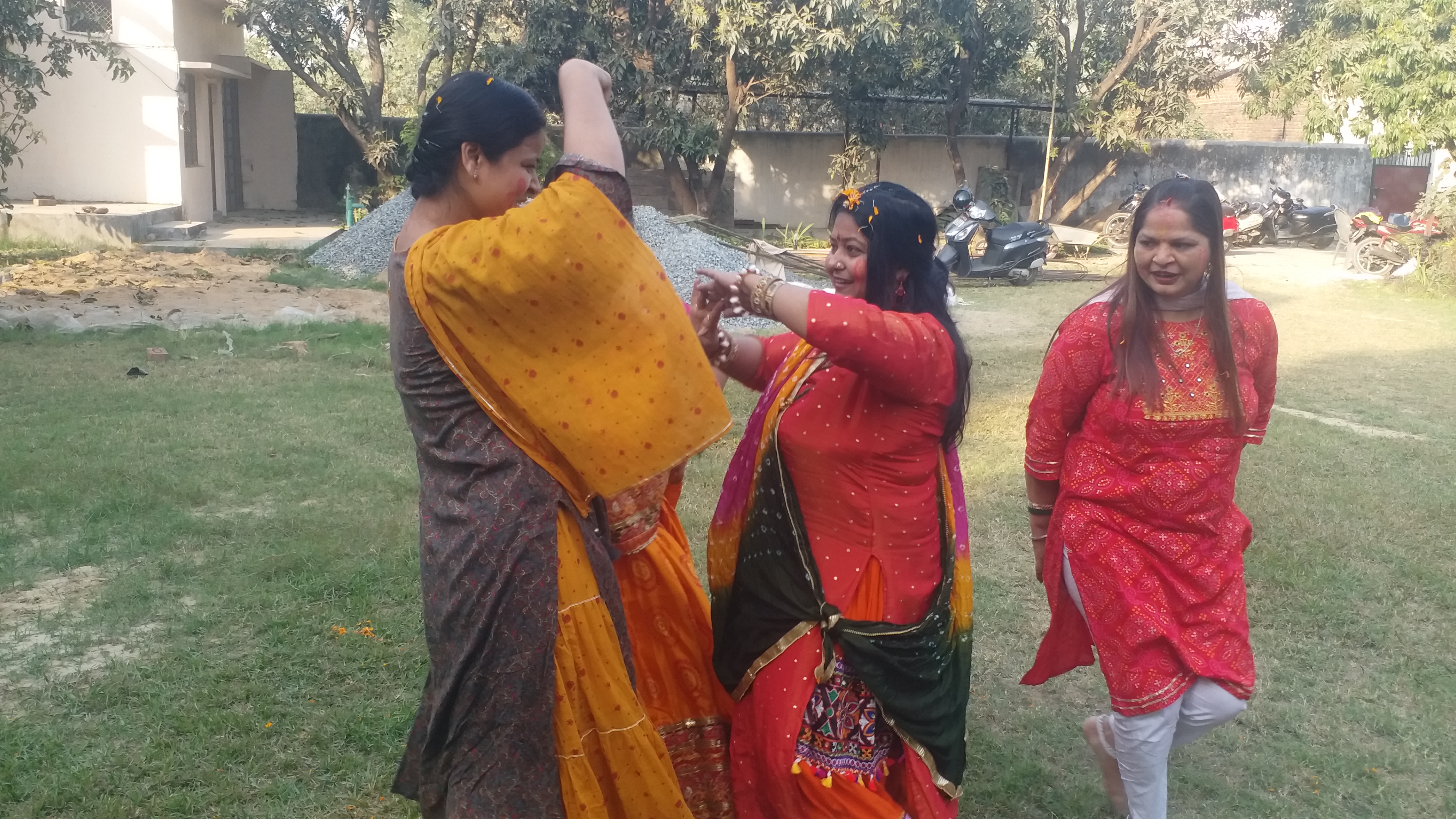 होली गीत पर महिलाओं ने किया डांस.