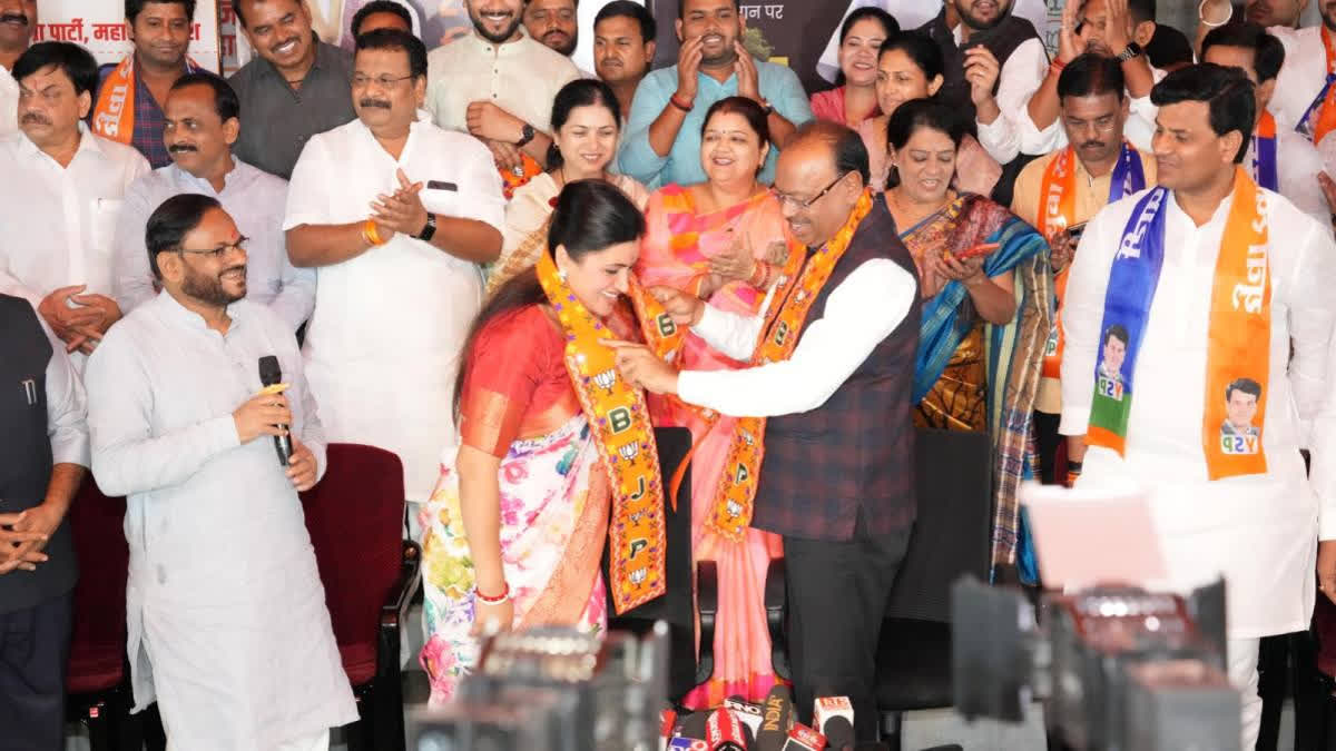 LS Polls 2024: Who is Navneet Rana, BJP's New Face From Maharashtra's Amravati? Navneet Kaur Rana is an actor-turned-politician. Daughter of an army official, Rana honed her skills as a model with appearances in music videos before plunging into the South Indian film industry with roles in Telugu cinema. She later joined politics and successfully contested as an Independent Member of Parliament (MP ) from Amravati.