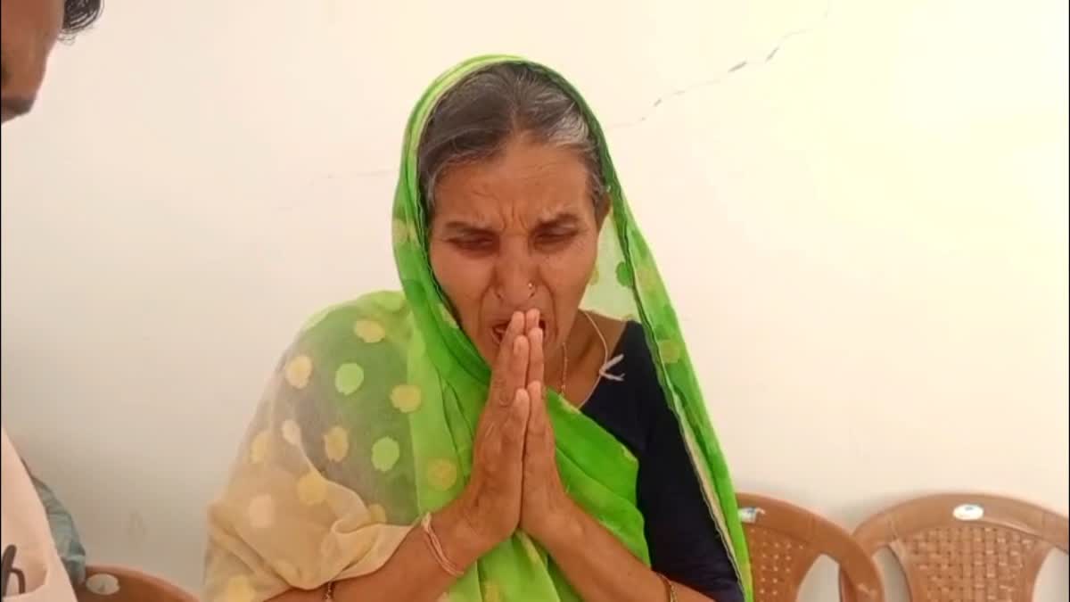 RATLAM ELDERLY WOMAN WEPT BITTERLY IN JANSUNVAI