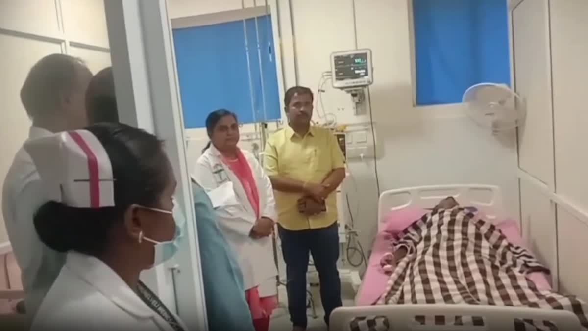 அரசு மருத்துவமனையில் தந்தைக்கு சிகிச்சை; விடிய விடிய கூடவே இருந்து ...