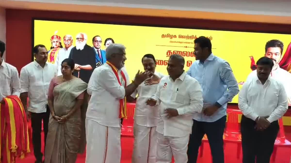 தவெகவில் இணைந்த அதிமுக முன்னாள் அமைச்சர்
