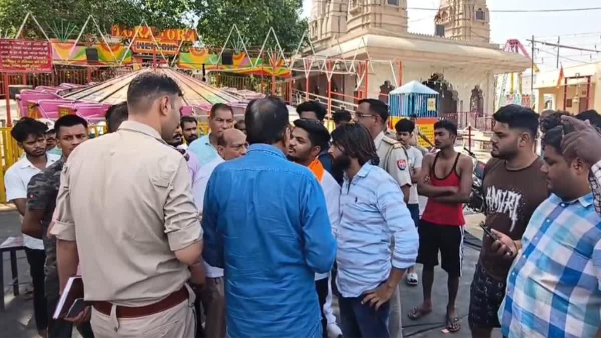 मेरठ में मौके पर जांच करते पुलिस के अधिकारी