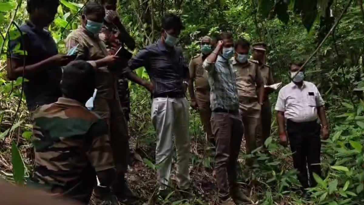 சிறுத்தையின் உடலை மீட்ட வனத்துறை அதிகாரிகள்