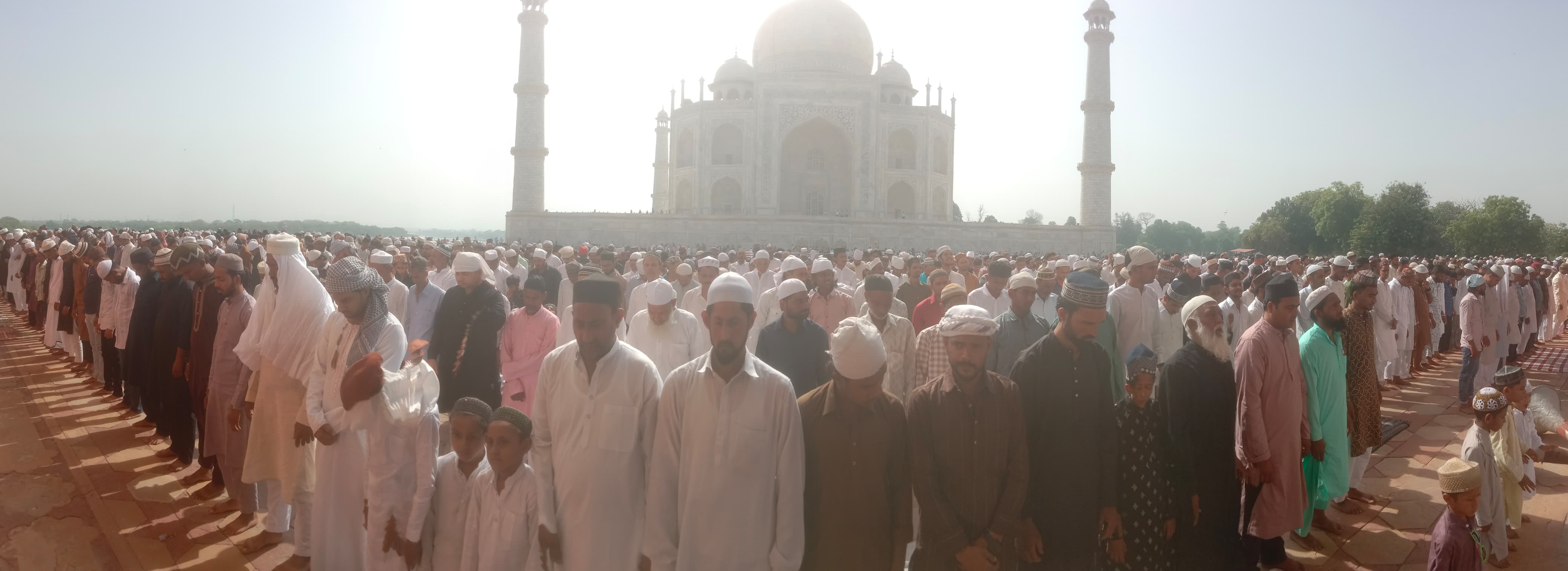 ताजमहल से देश में अमन-चैन और तरक्की की दुआ