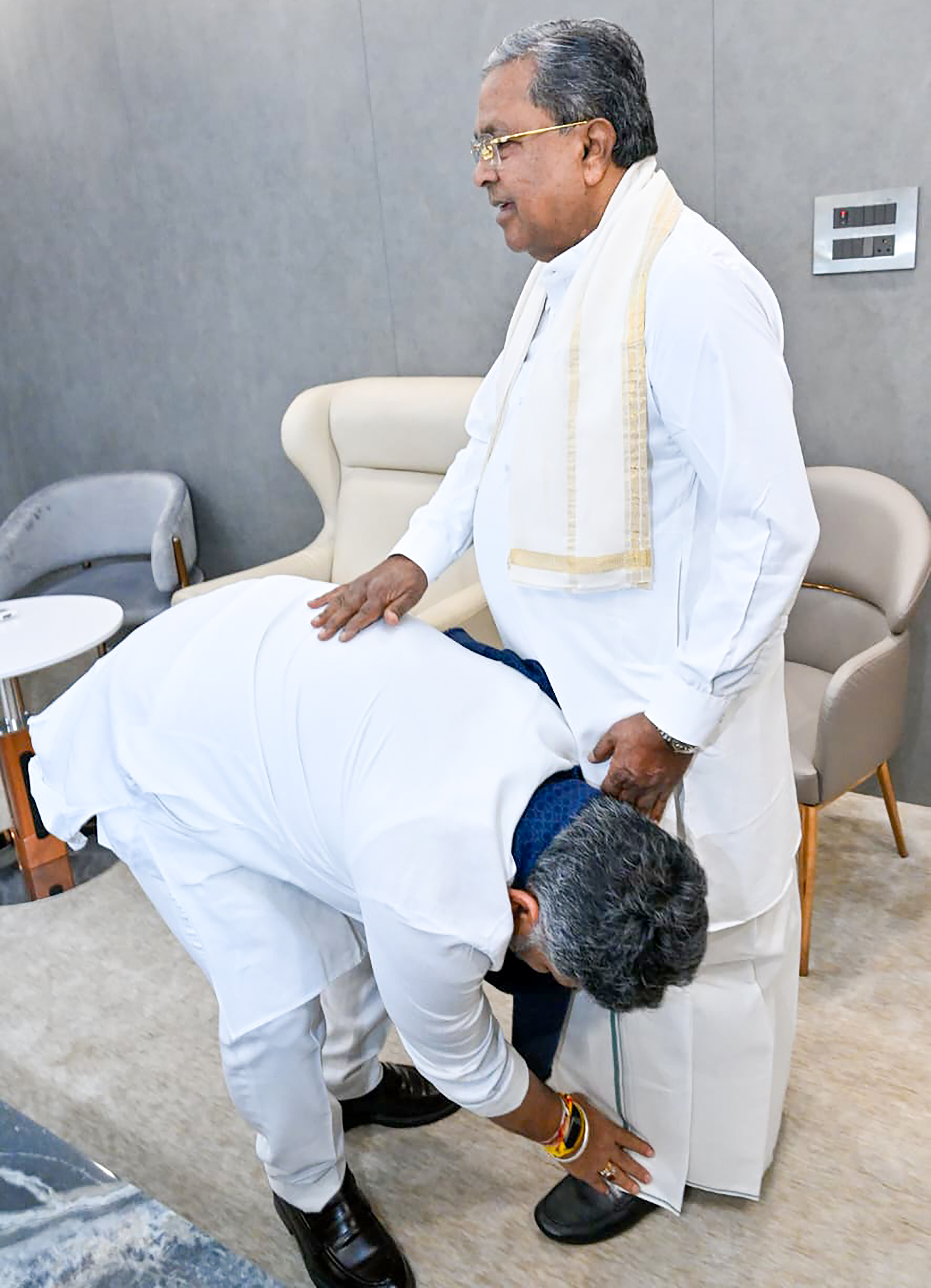 Learning From Rajasthan, Chhattisgarh, Congress High Command Achieves Successful Transfer Of Power In Karnataka