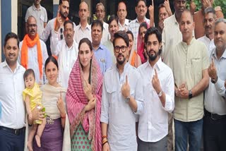 सांसद अनुराग ठाकुर ने पत्नी संग किया मतदान