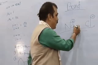 जाले विधायक ने पढ़ाया बच्चों को केमिस्ट्री