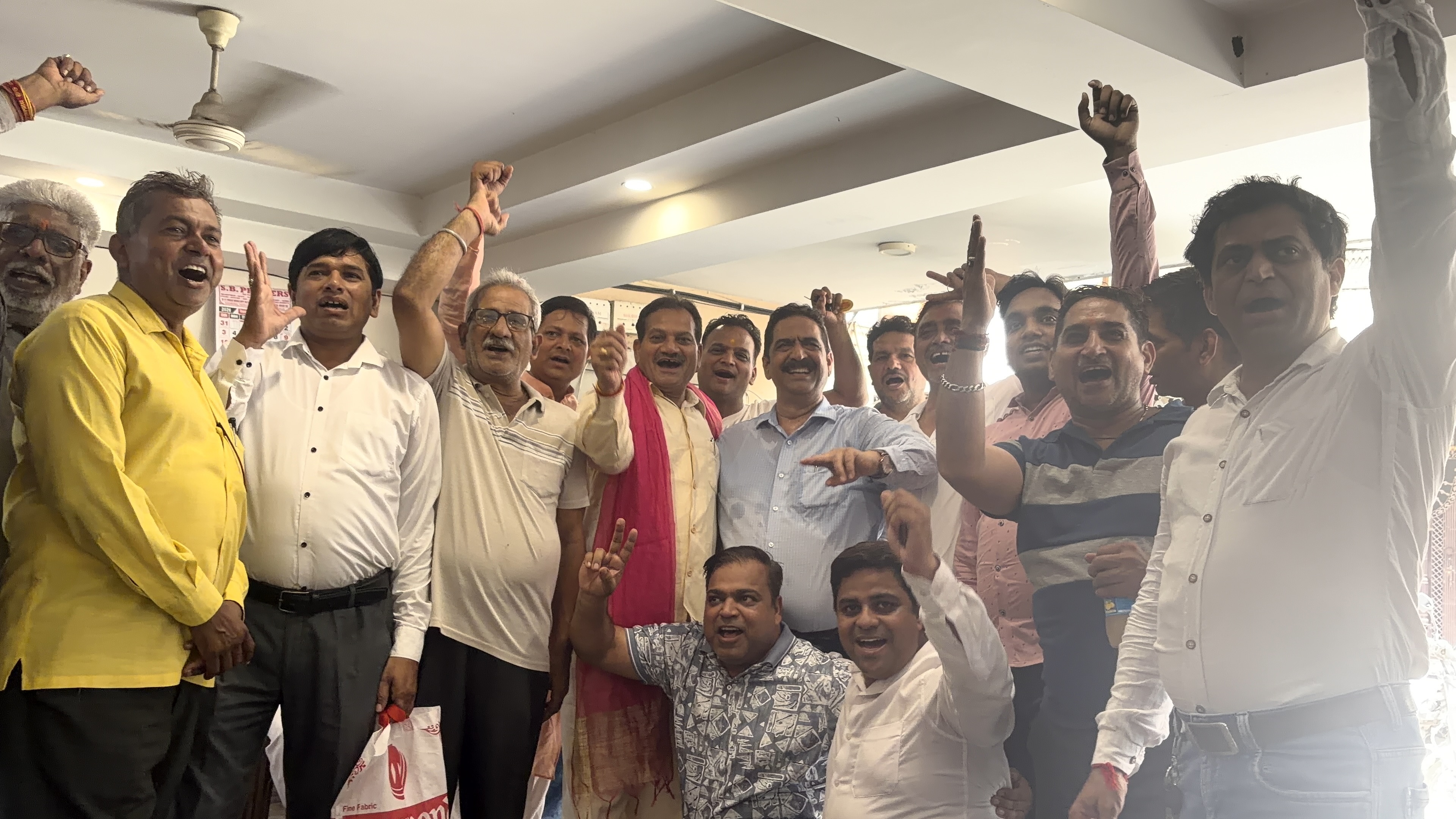 हर्ष मल्होत्रा के आवास पर पार्टी कार्यकर्ताओं ने मनाया जश्न