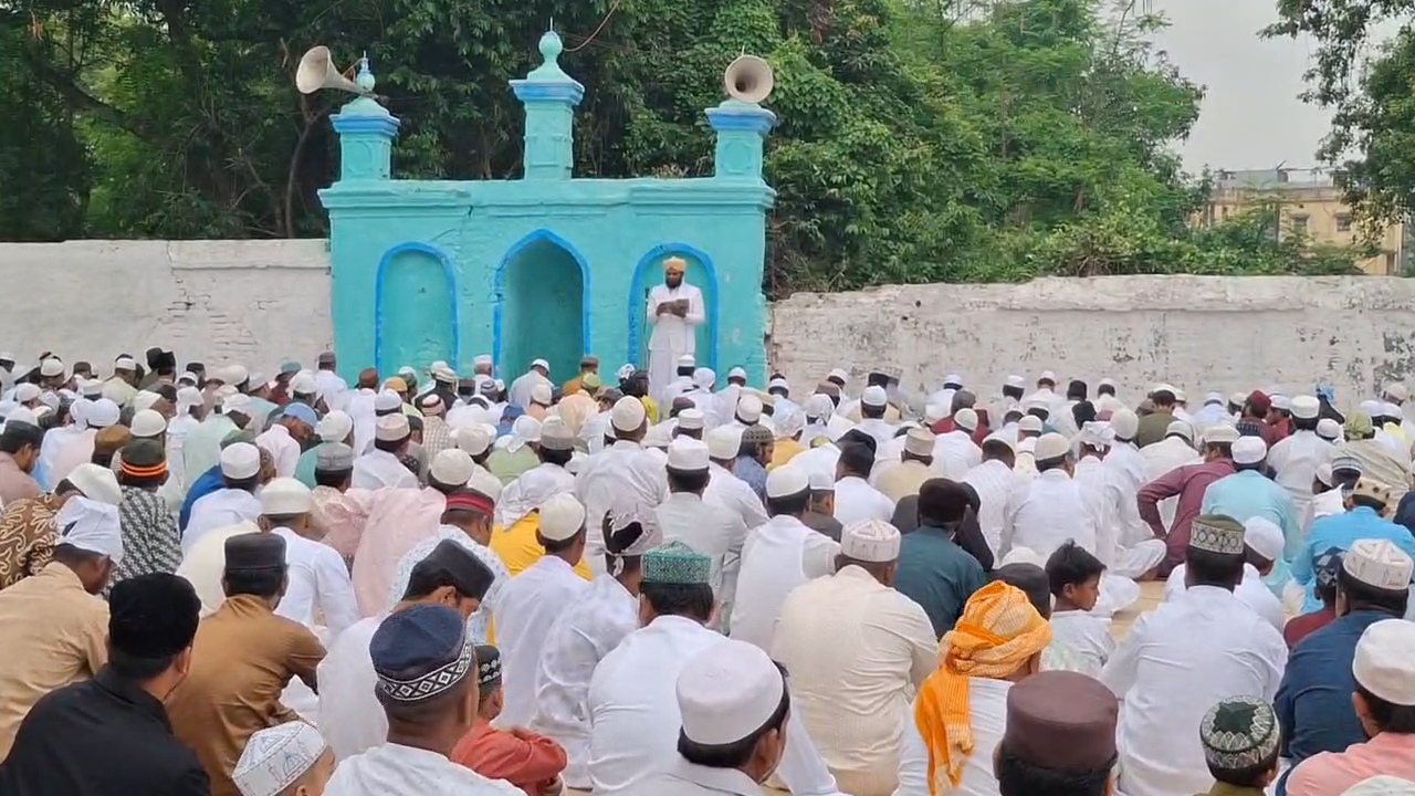 Eid-ul-Azha prayers offered in mosques and Idgahs