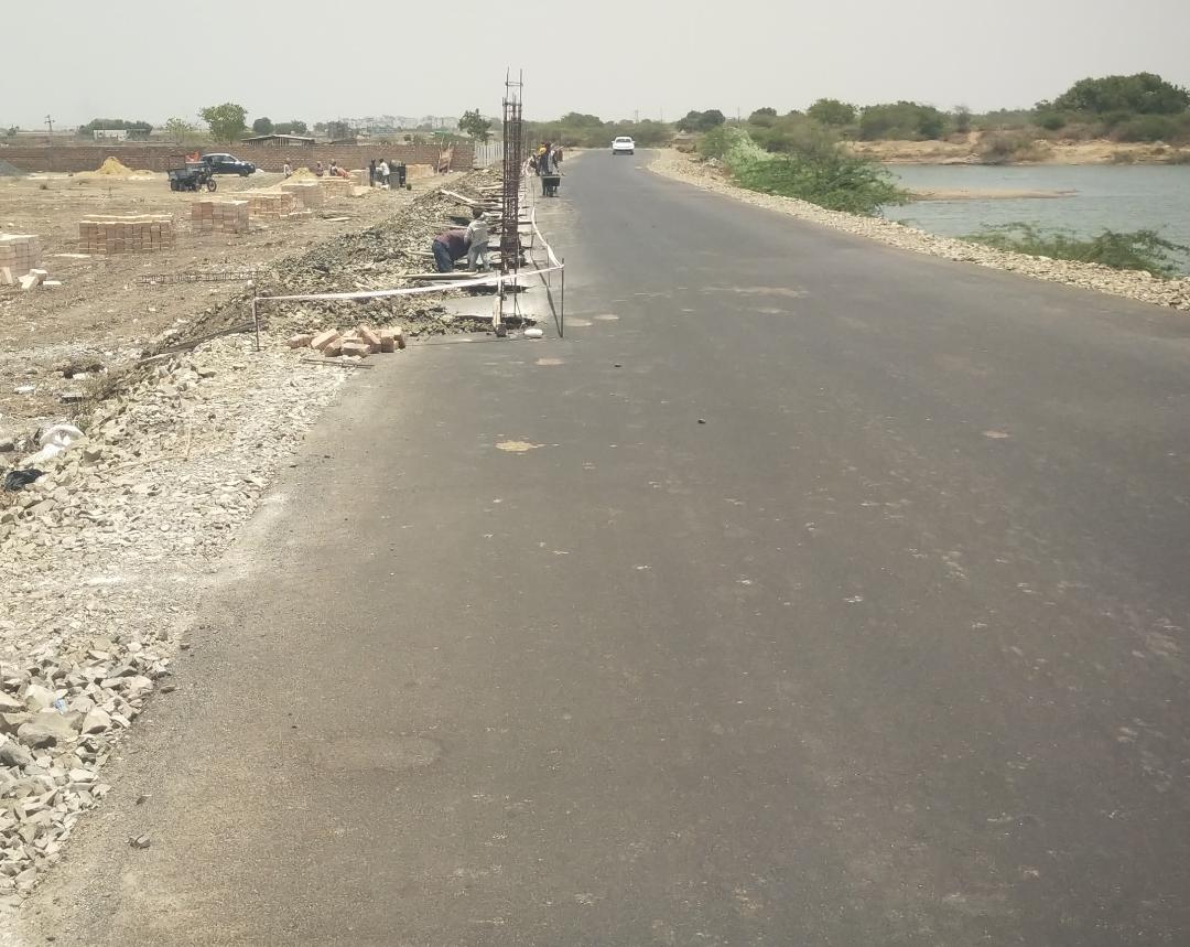 મોરબીમાં વીરપર-લીલાપરને જોડતા રોડની 5 ફૂટ અંદર કૉલમના બાંધકામથી વિવાદ