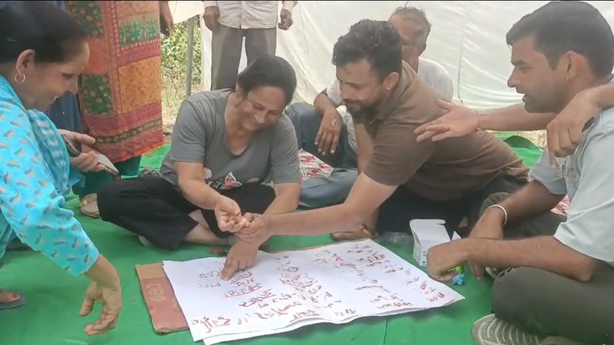 खून से हस्ताक्षर करते लोग