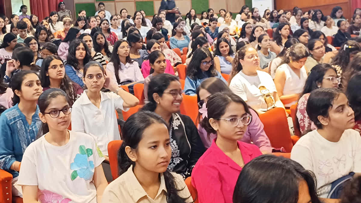 DU के कॉलेजों में हुआ नए छात्रों का स्वागत