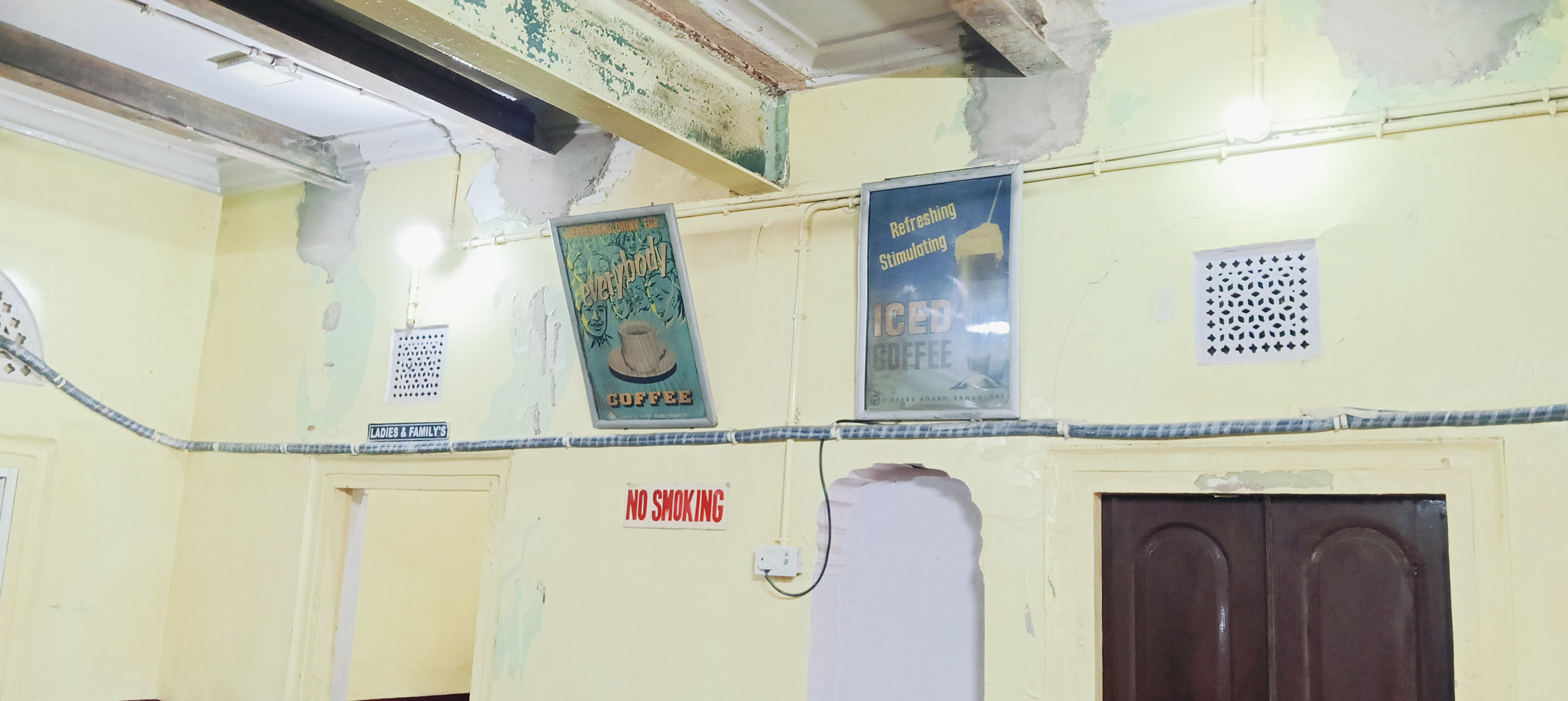 1970 और 80 के दशक के चिपके हुए पोस्टर