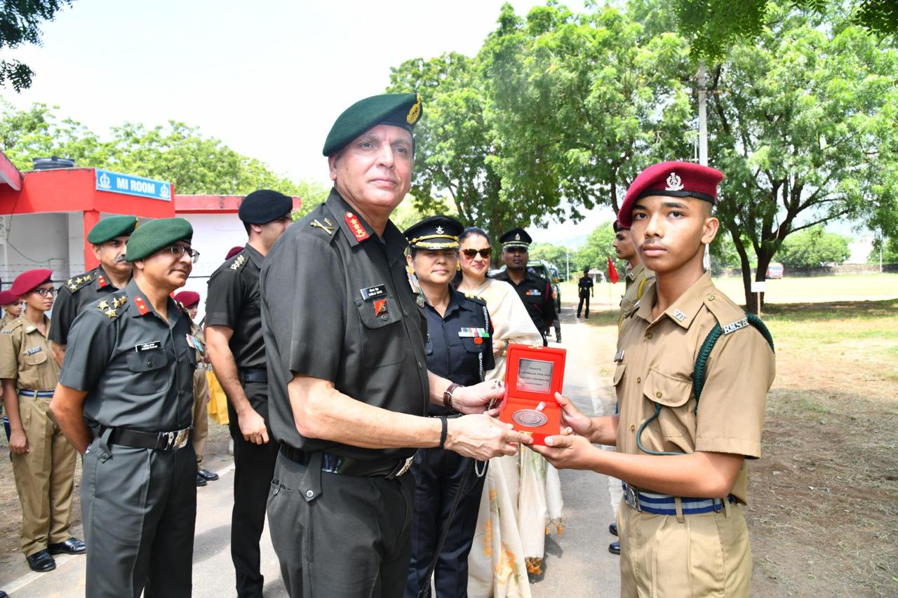 सेना अधिकारी स्कूल विजिट