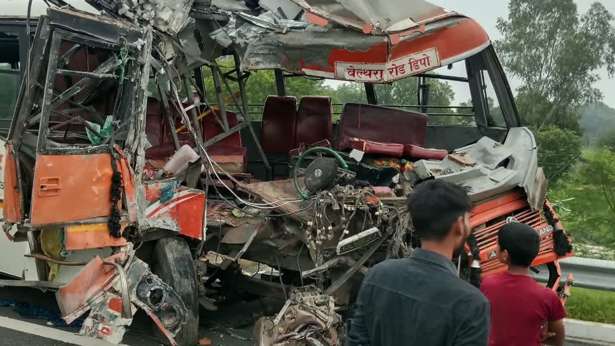 azamgarh roadways bus pickup truck collide purvanchal expressway driver death