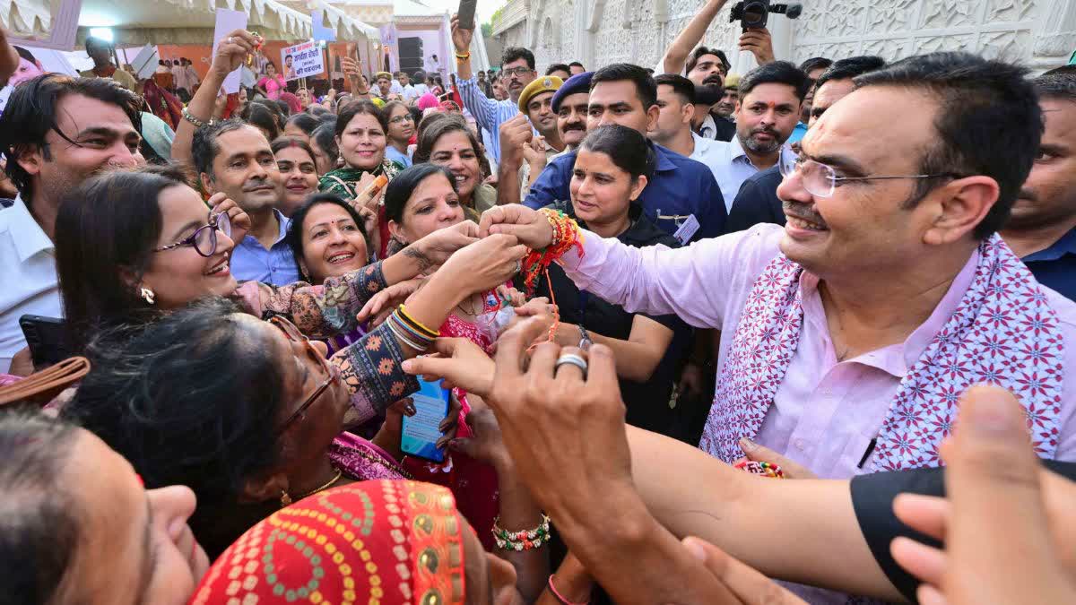 मुख्यमंत्री को राखी बांधती महिलाएं