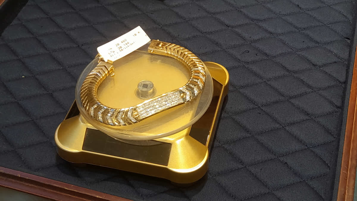 बिहार में साढ़े 9 लाख तक की राखी बिकी, भाई की कलाई पर बंधा महंगा प्यार Gold silver Rakhi in Patna
